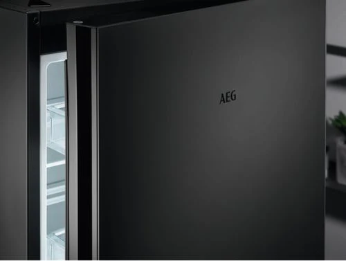 Frigorífico Combinado AEG RCB736D7MG | 201x59,5x66 cm | 266 L | D | Preto - Image 4