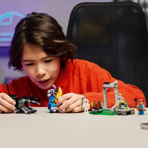 LEGO® Fortnite® 77075 - Acampamento de Peely e Sparkplug's Camp - Image 7
