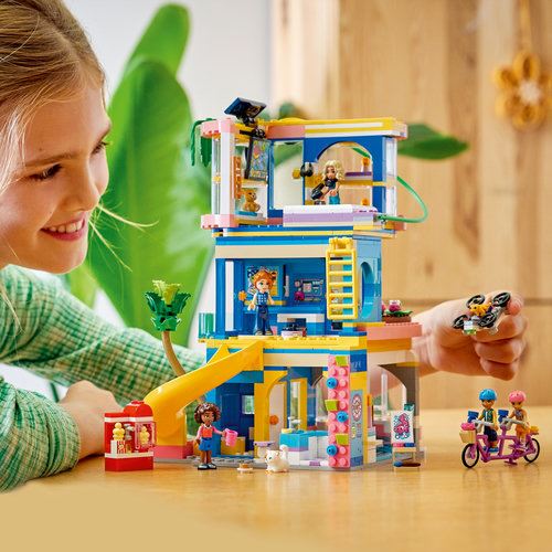 LEGO® Friends 42689 - Sede do Clube dos Friends de HLC - Image 2