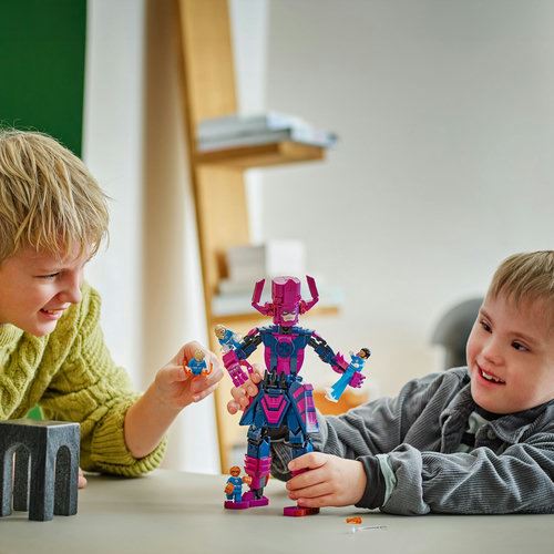 LEGO® Super Heroes Marvel 76316 - Quarteto Fantástico vs. Figura de Construção de Galactus - Image 7
