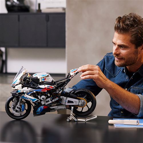 LEGO Technic 42130 BMW M 1000 RR - Image 10
