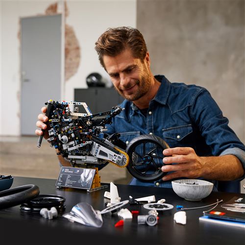 LEGO Technic 42130 BMW M 1000 RR - Image 8